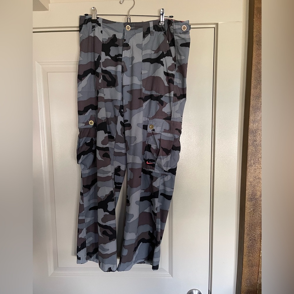 Nike size M cargo workout pants. (SizeM or size 6)